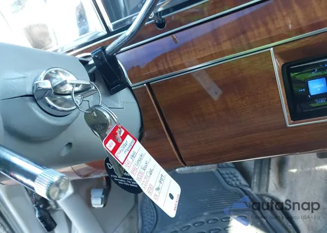 1989 Lincoln Town Car Signature z USA, uszkodzony, nr VIN 1LNBM82F3KY653998